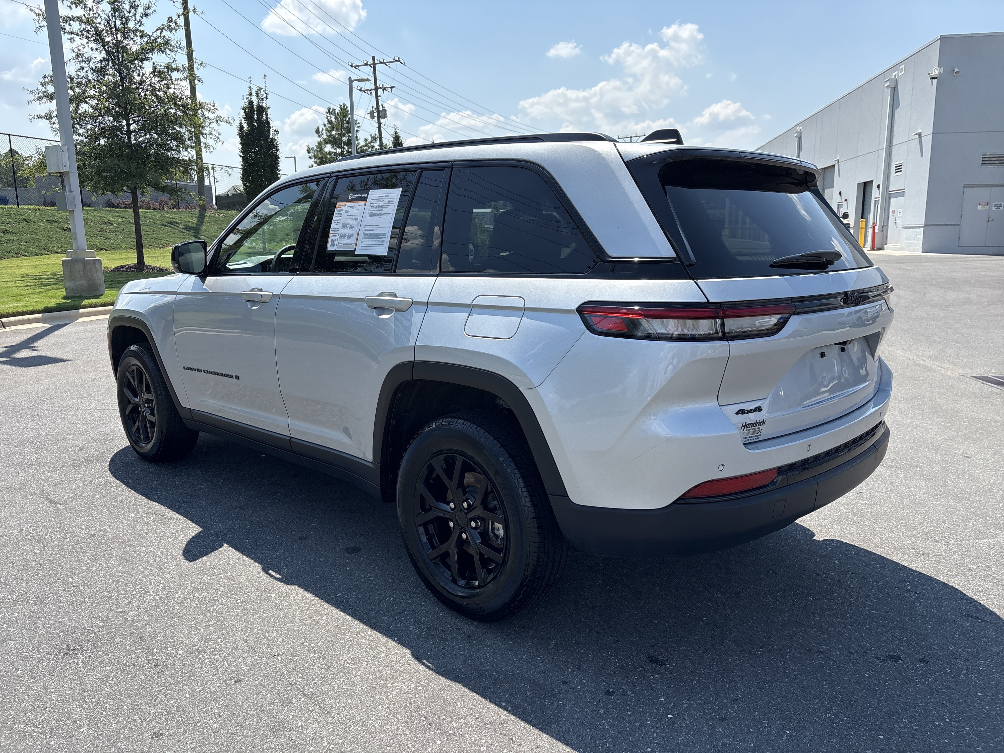 Used 2025 Jeep Grand Cherokee Altitude AWD/4WD image 7
