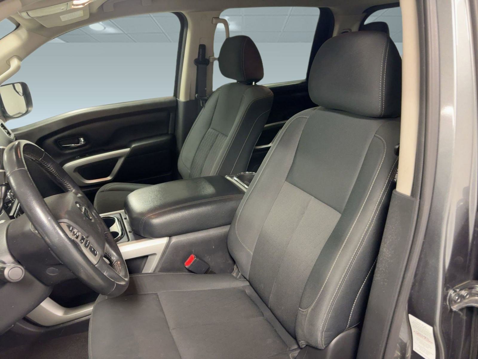 Used 2019 Nissan Titan SV w/ SV Convenience Package image 4