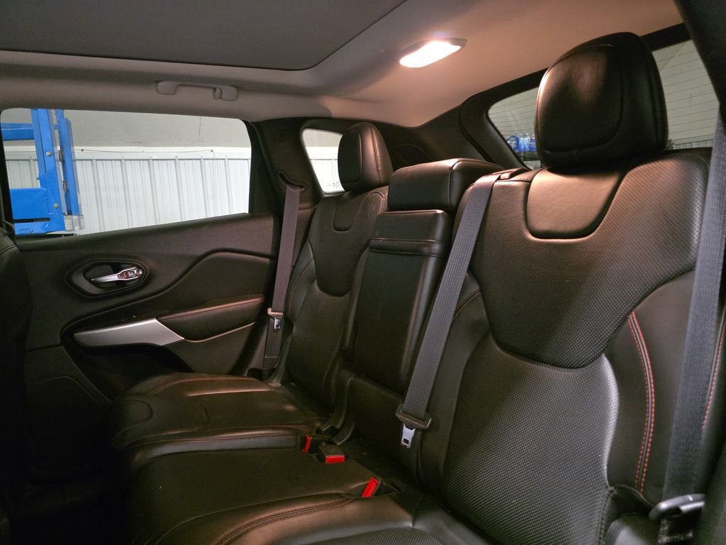 Used 2017 Jeep Cherokee Trailhawk image 28