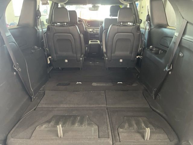 Used 2025 Chrysler Pacifica Select image 11