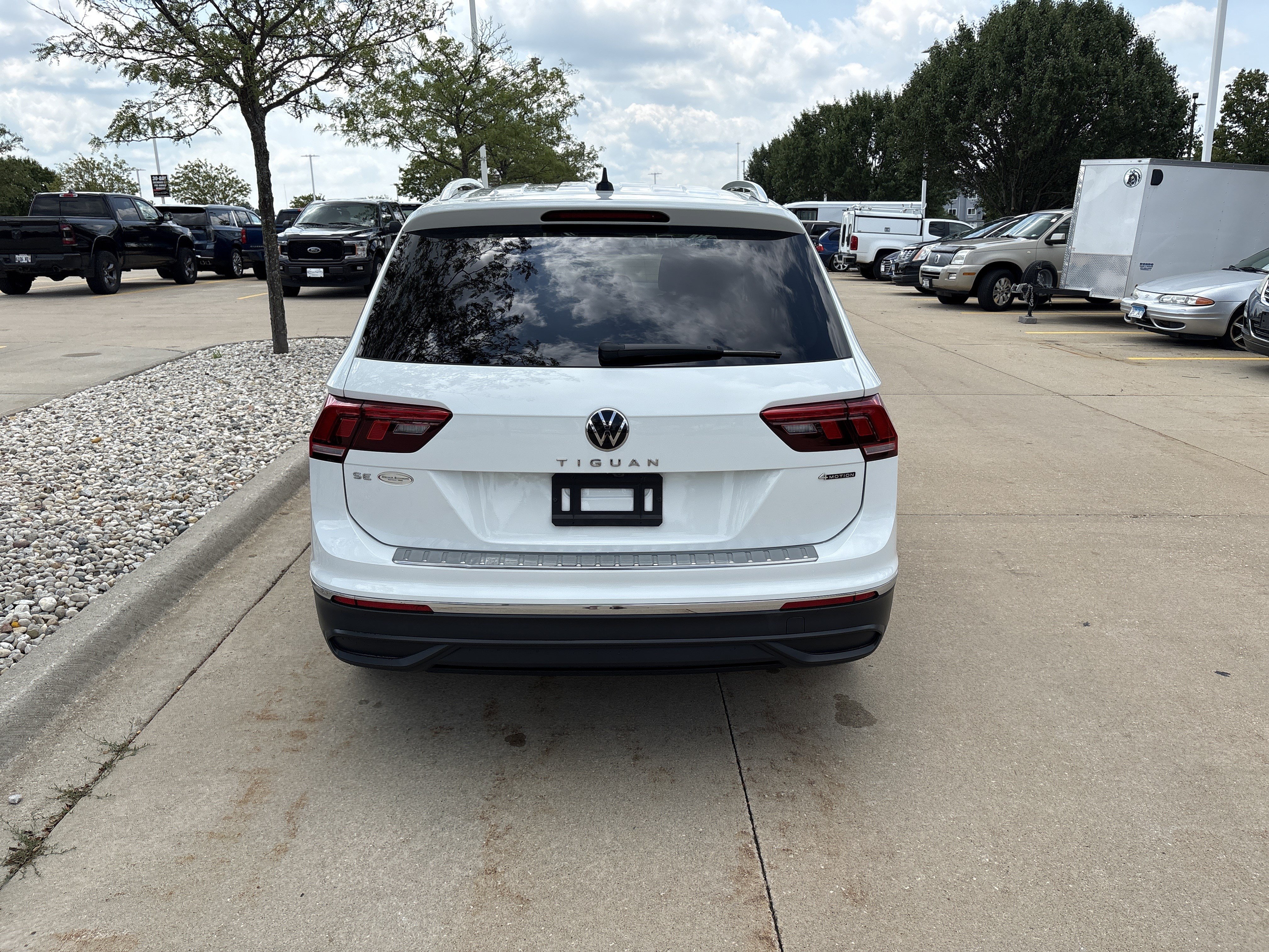 Used 2024 Volkswagen Tiguan SE AWD/4WD image 12