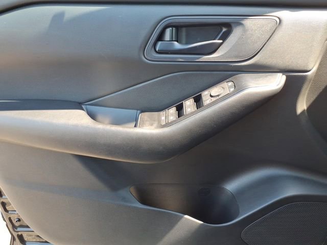Used 2024 Nissan Rogue S AWD/4WD image 16