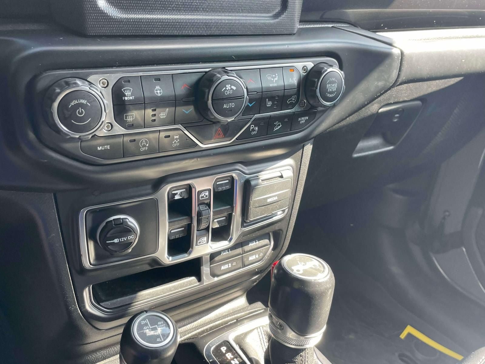 Used 2020 Jeep Wrangler Unlimited Sahara AWD/4WD image 27