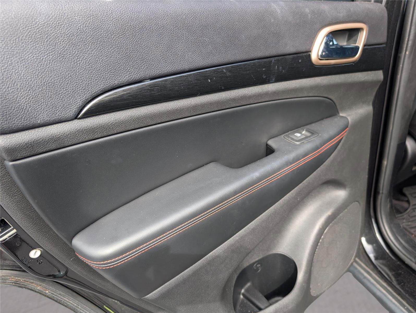 Used 2016 Jeep Grand Cherokee Laredo 75th Anniversary image 32