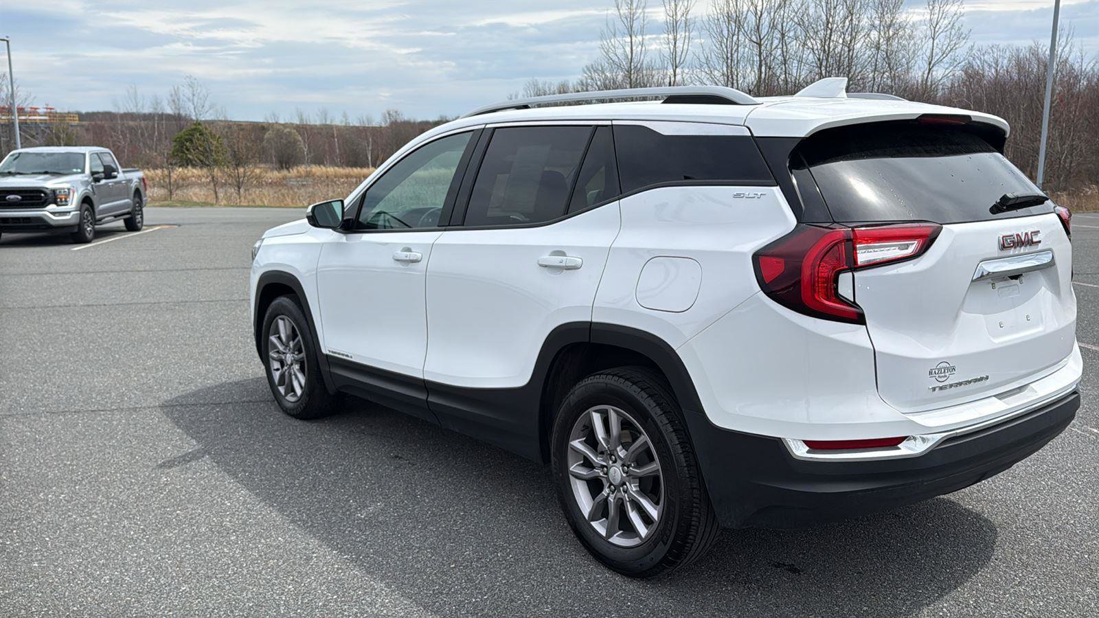 Used 2024 GMC Terrain SLT FWD image 9