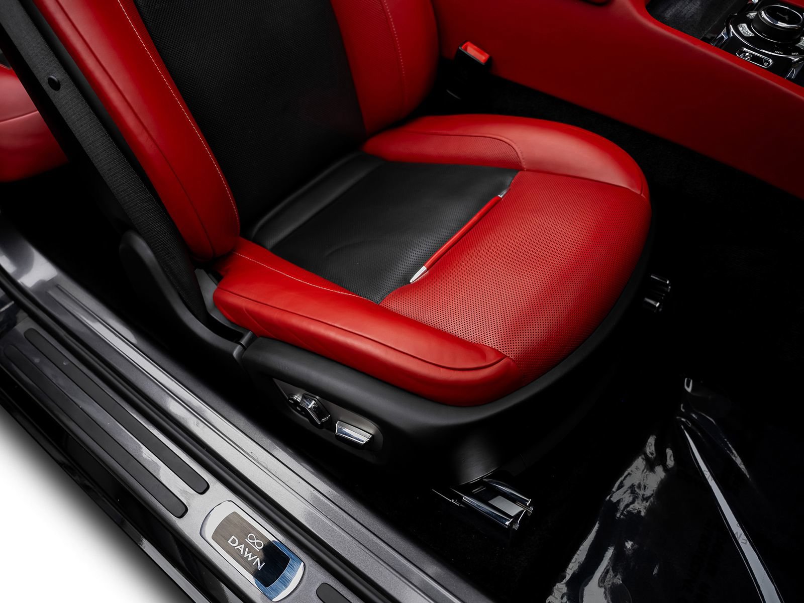 Used 2018 Rolls-Royce Dawn RWD image 36
