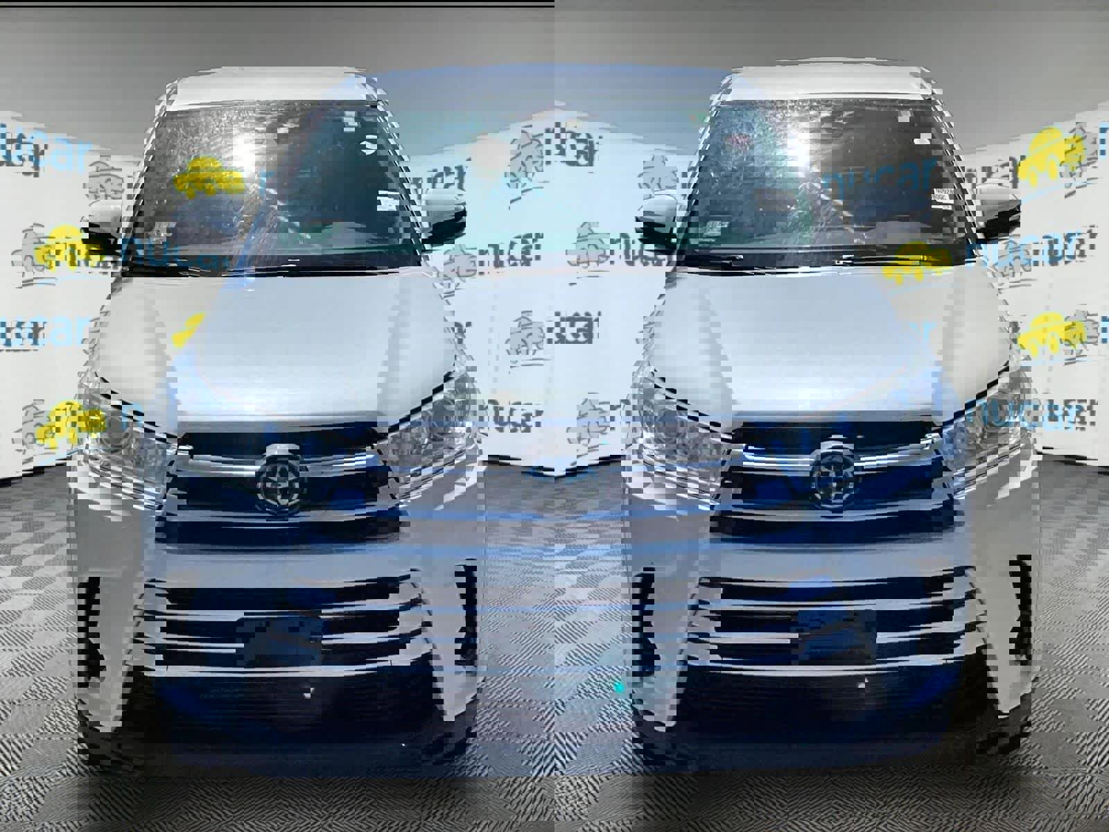 Used 2018 Toyota Highlander LE AWD/4WD image 2