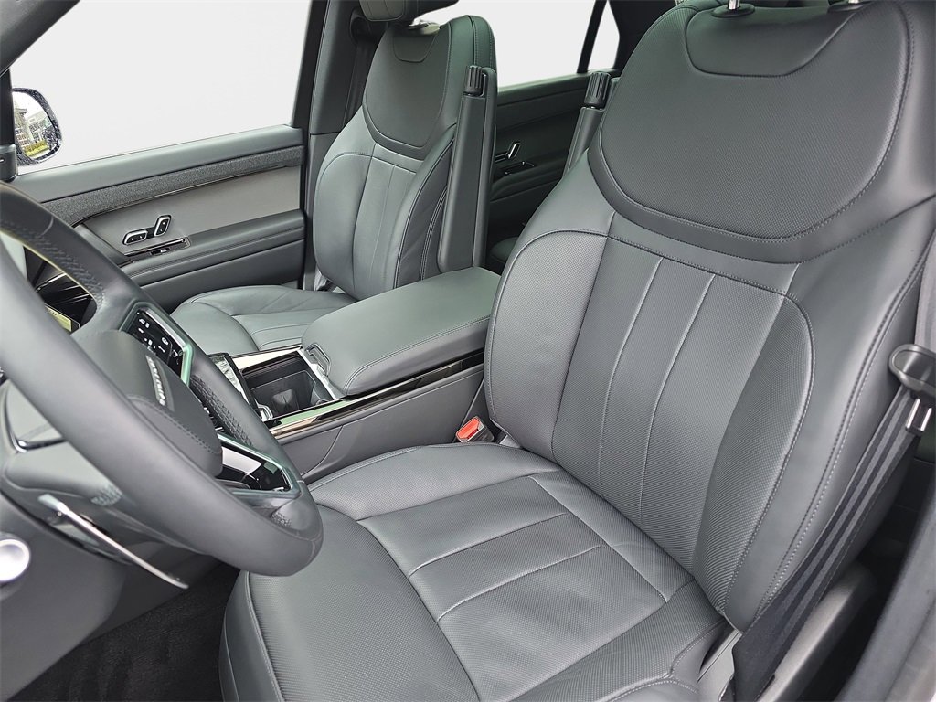 Used 2025 Land Rover Range Rover Sport SE image 18