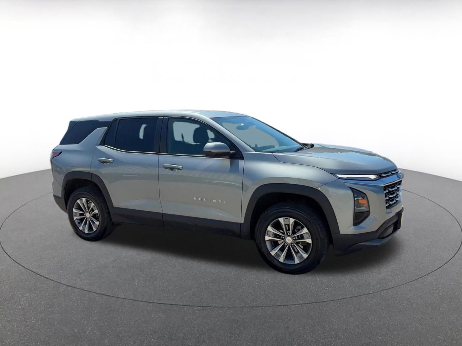 Used 2025 Chevrolet Equinox LT image 2