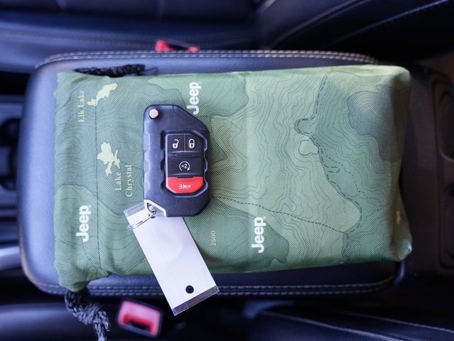 Used 2020 Jeep Wrangler Unlimited Sahara image 32