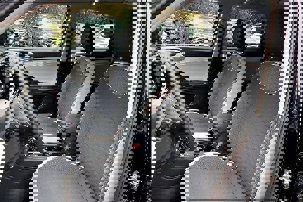 Certified 2025 Volkswagen Taos SE w/ Panoramic Sunroof Package image 18