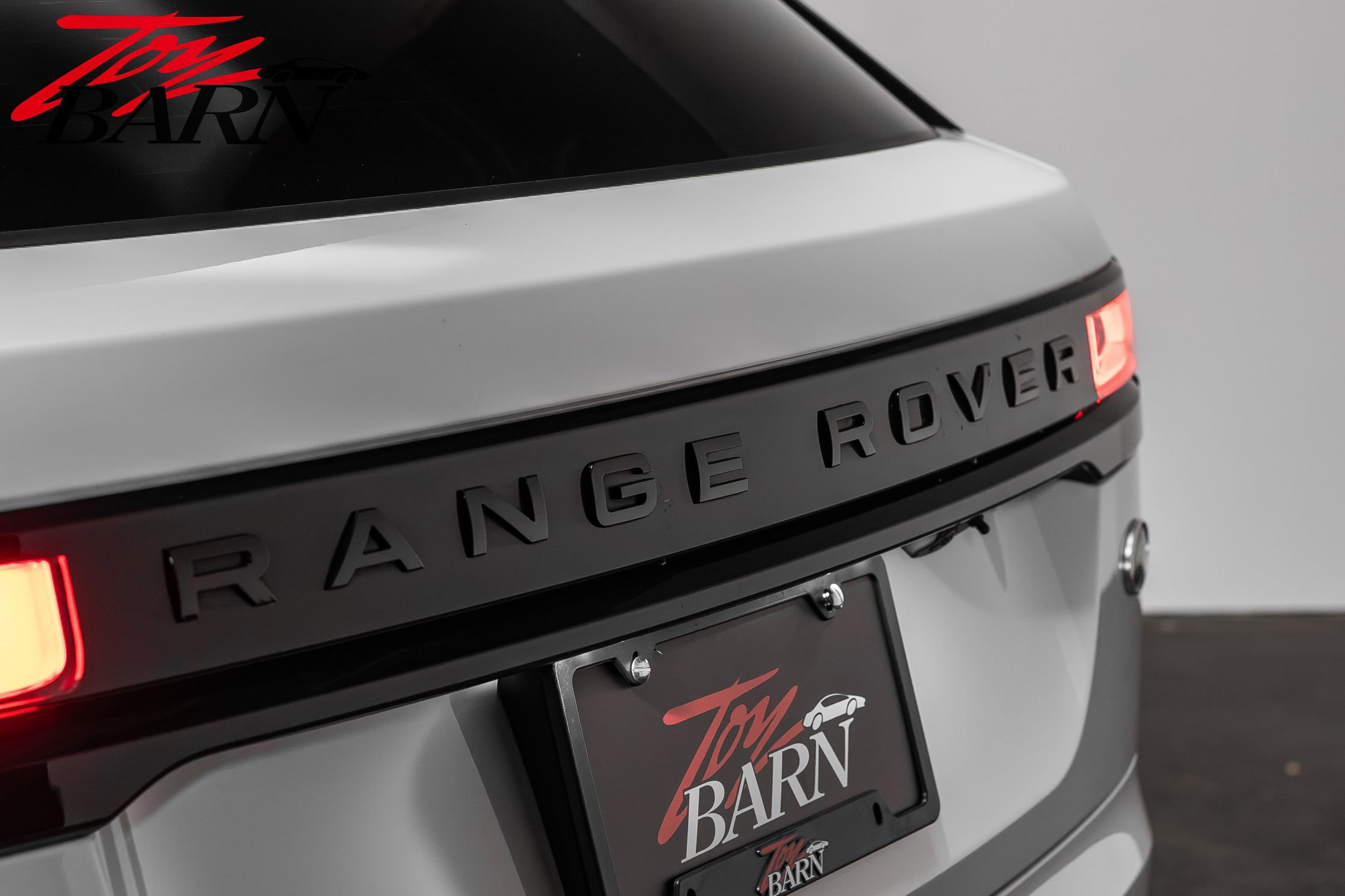 Used 2018 Land Rover Range Rover Velar R-Dynamic HSE image 13