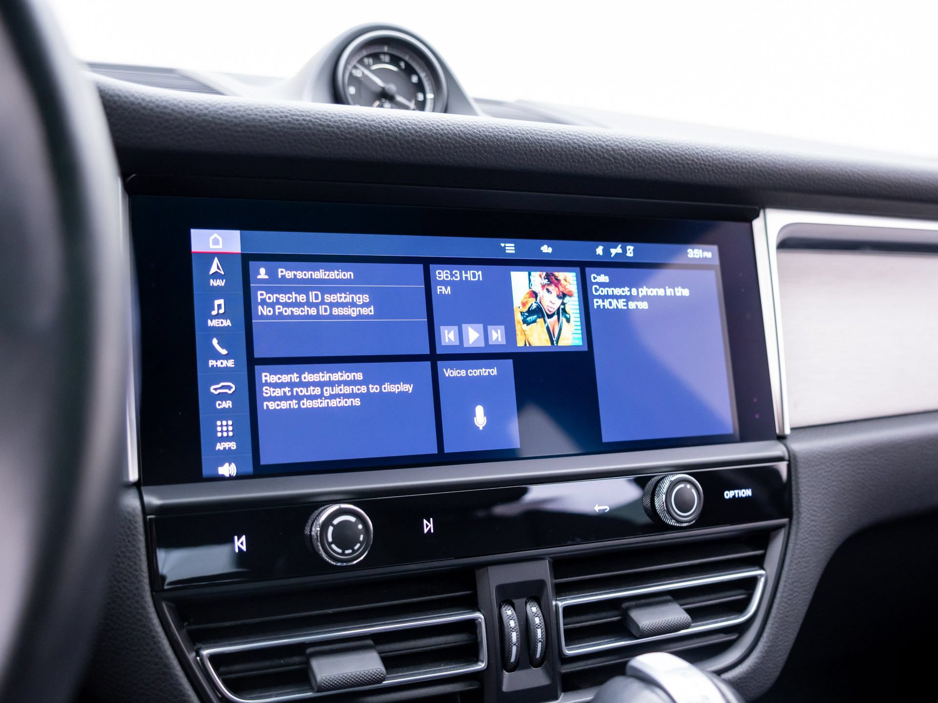Certified 2023 Porsche Macan AWD/4WD image 25
