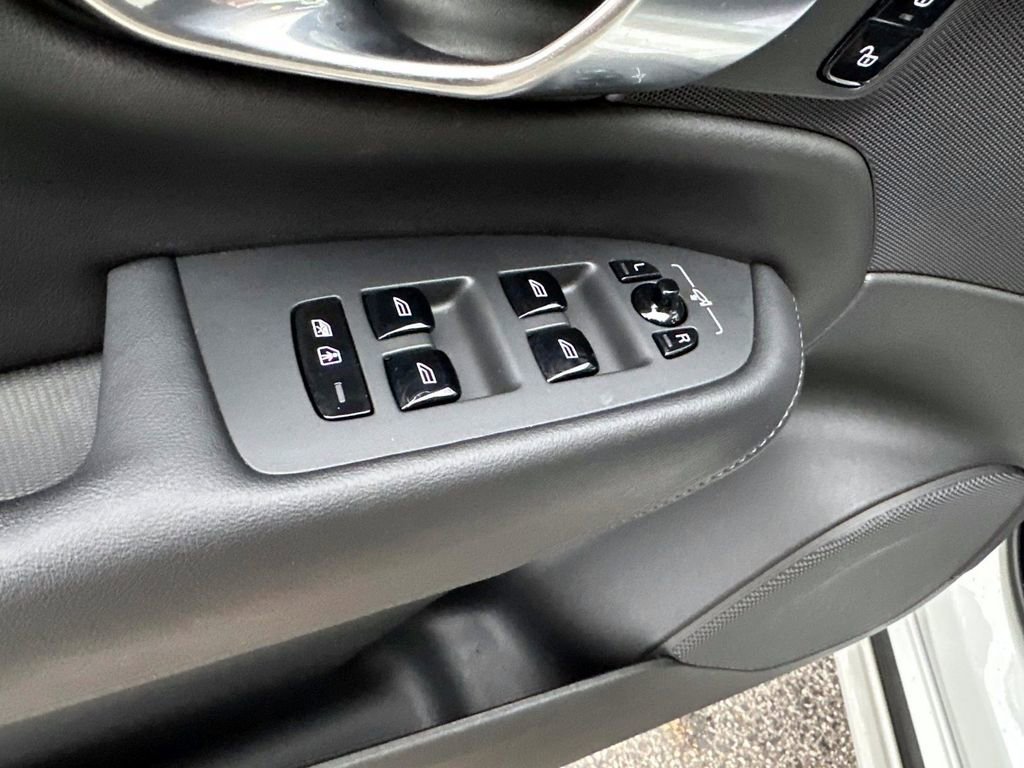 Used 2023 Volvo XC90 B6 Plus w/ Protection Package Premier image 12
