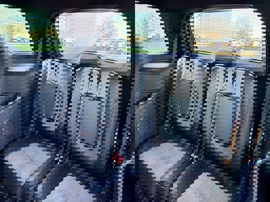 Used 2017 Ford Explorer XLT w/ Equipment Group 202A AWD/4WD image 12