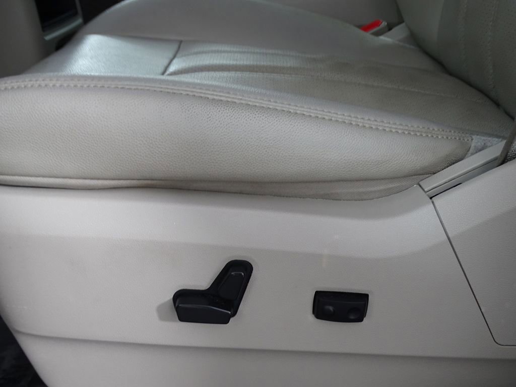 Used 2014 Chrysler Town & Country Touring-L w/ Driver Convenience Group image 18