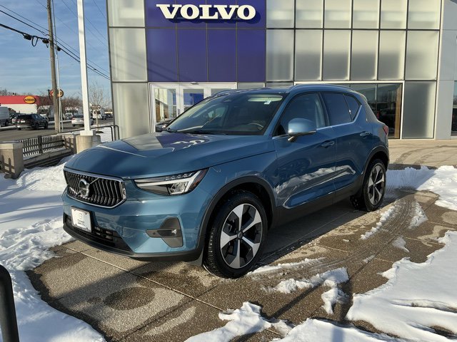 Used 2025 Volvo XC40 B5 Plus image 1