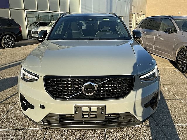 Used 2025 Volvo XC40 B5 Plus image 12