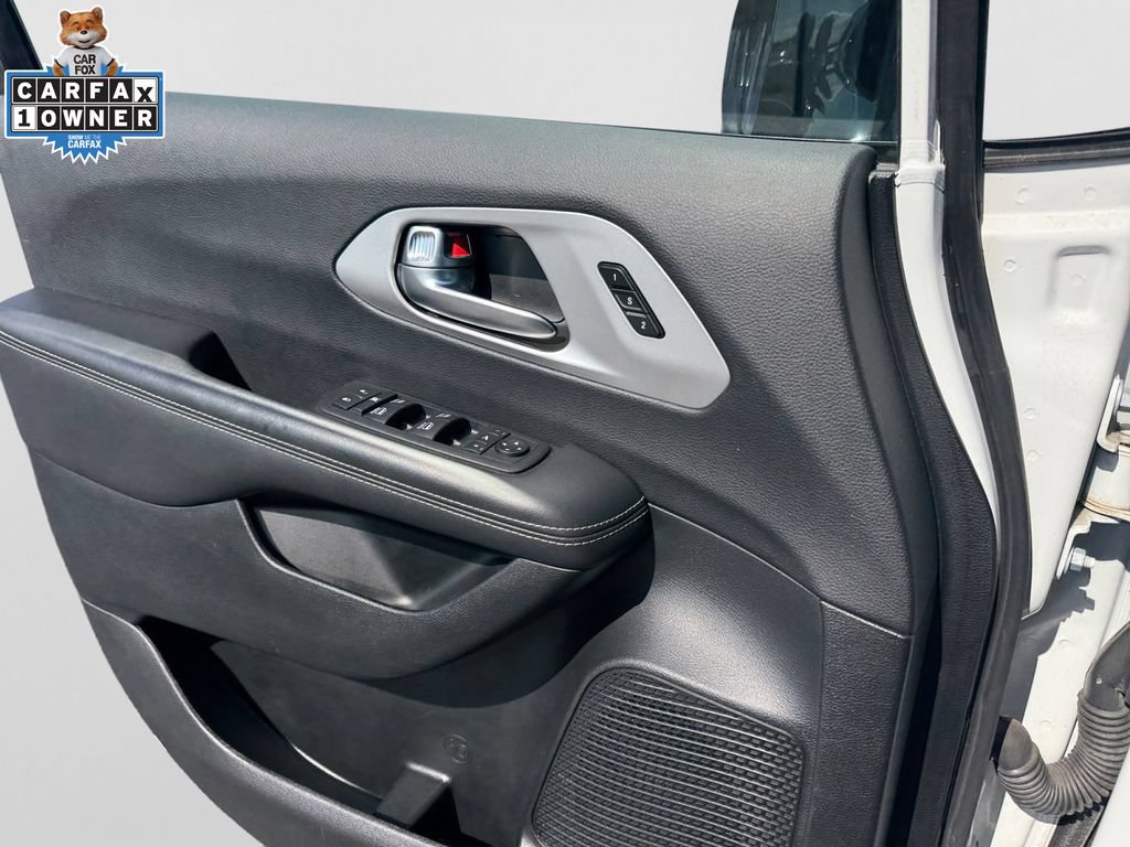 Used 2025 Chrysler Pacifica Limited FWD image 27