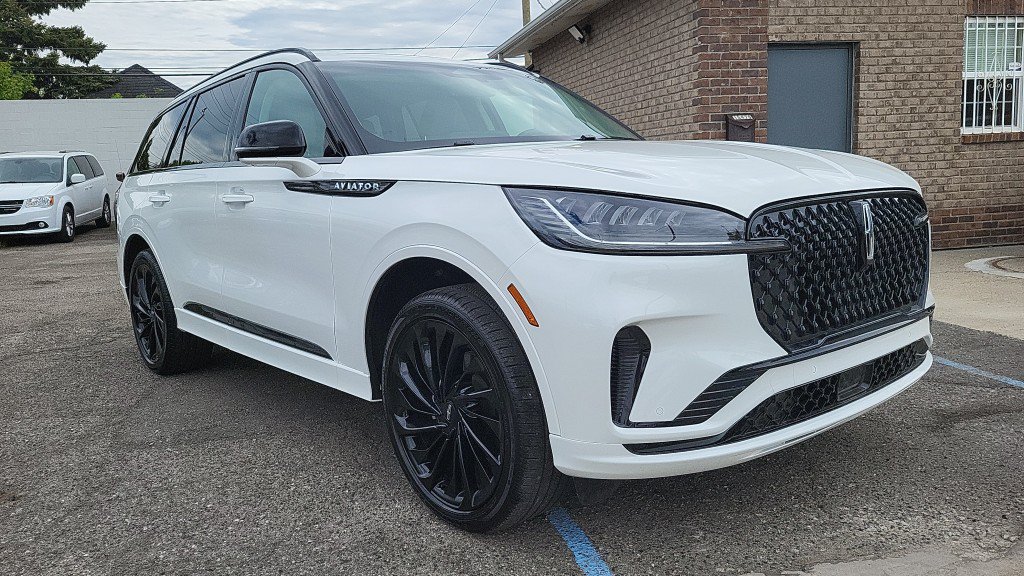 Used 2025 Lincoln Aviator Reserve w/ Jet Appearance Package AWD/4WD image 2