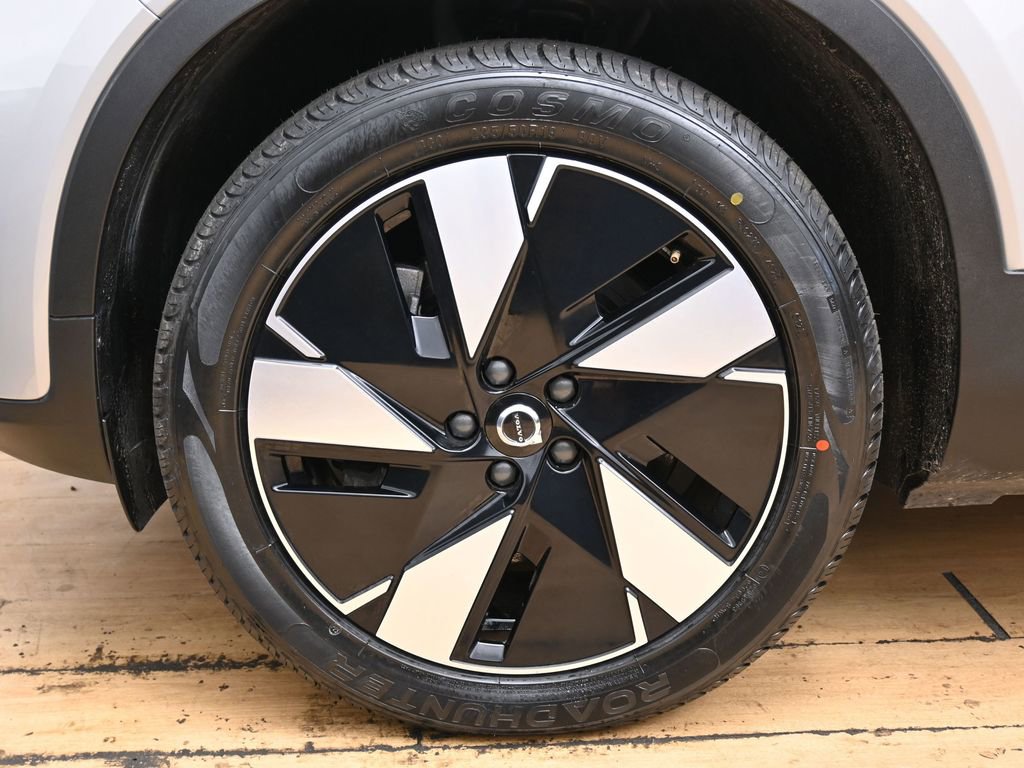 Used 2025 Volvo EX40 Core AWD/4WD image 14