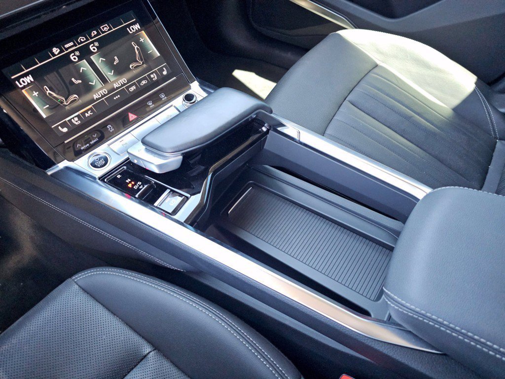 Used 2022 Audi e-tron Premium Plus w/ Premium Plus Package AWD/4WD image 33