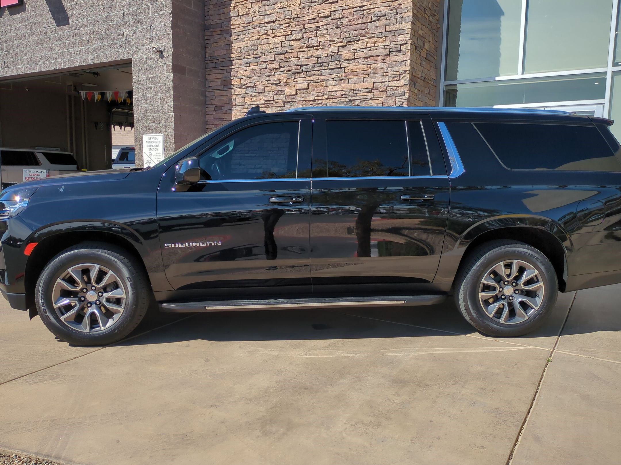 Used 2024 Chevrolet Suburban LT image 2
