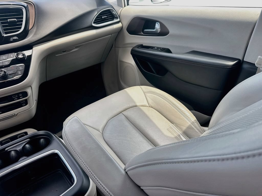 Used 2019 Chrysler Pacifica Touring-L Plus w/ Advanced Safetytec Group FWD image 25