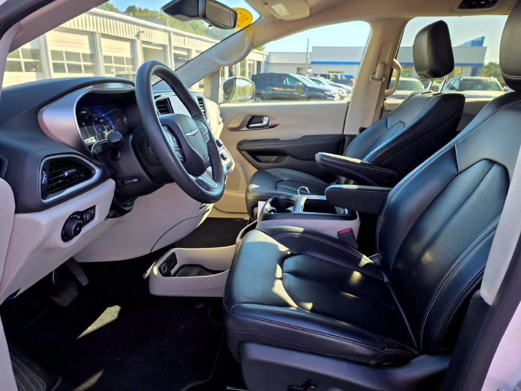Used 2023 Chrysler Pacifica Touring-L FWD image 15