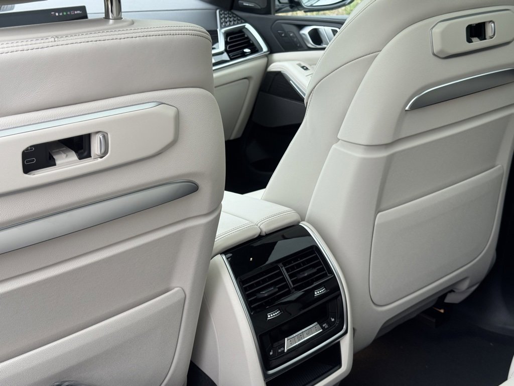 New 2026 BMW X7 M60i w/ Executive Package image 22