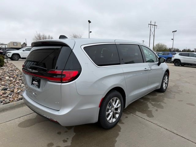 New 2026 Chrysler Pacifica Select AWD/4WD image 6