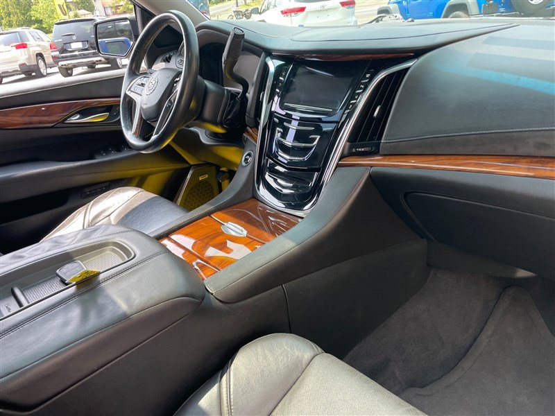 Used 2015 Cadillac Escalade Luxury image 6