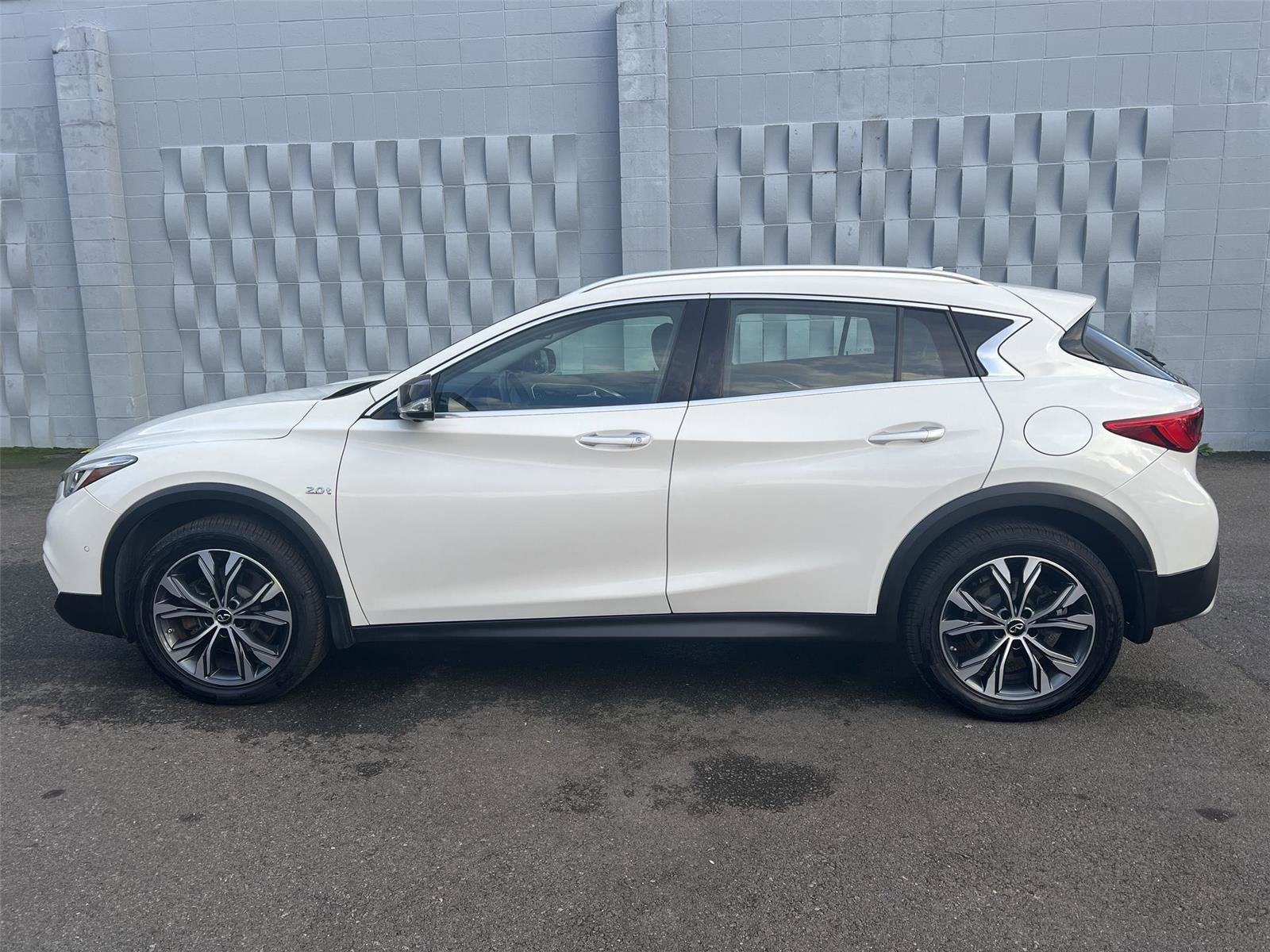 Used 2018 INFINITI QX30 Premium w/ Cargo Package image 4