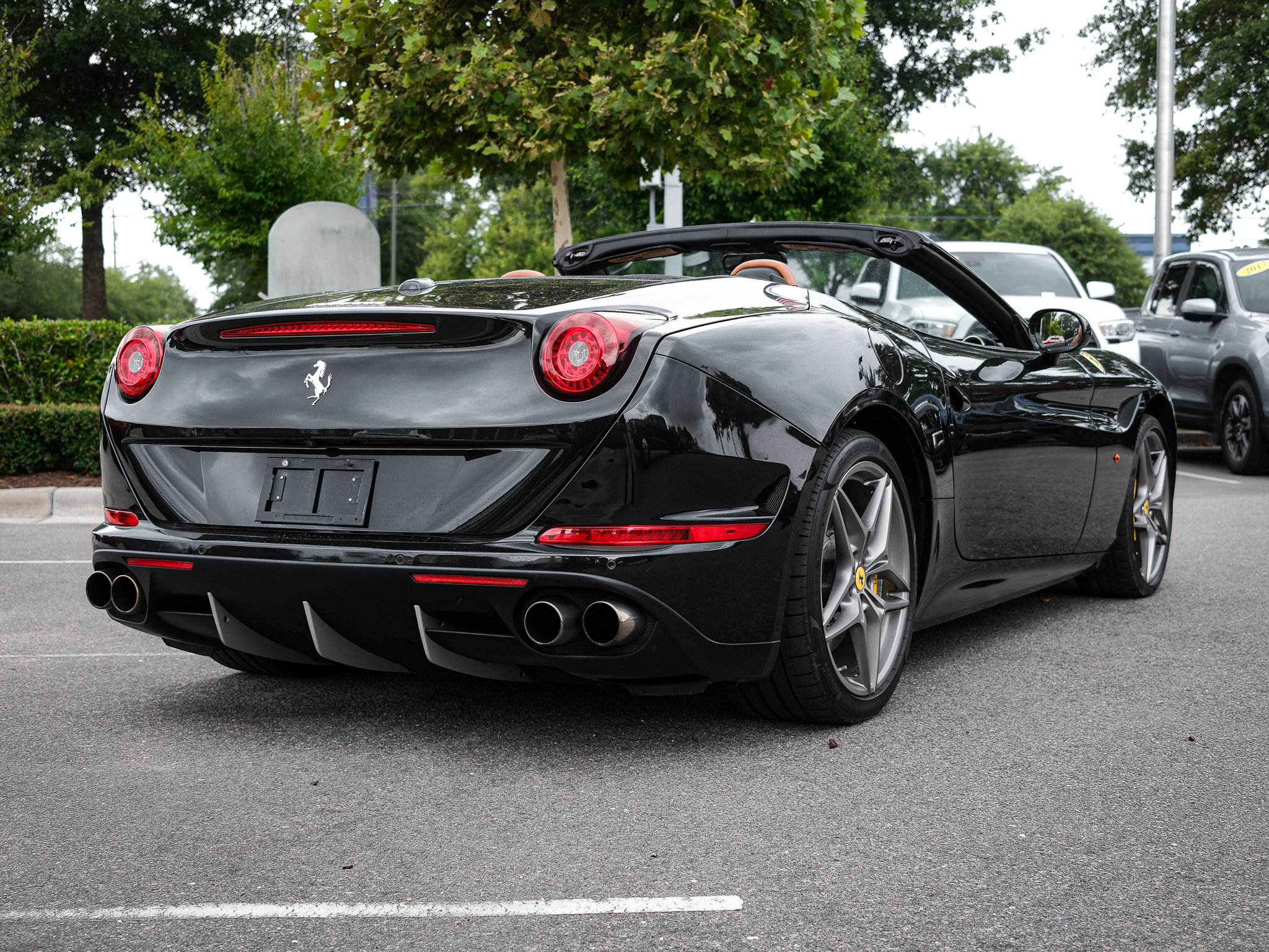 Used 2017 Ferrari California T RWD image 10