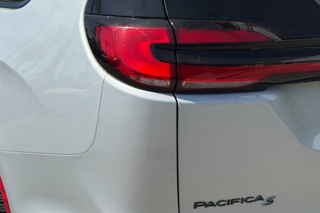 Used 2026 Chrysler Pacifica Limited w/ S Appearance Package FWD image 34