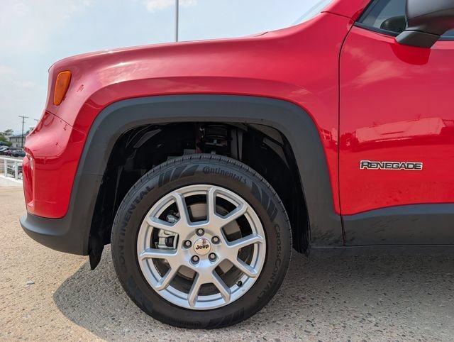 Used 2023 Jeep Renegade Latitude w/ Premium Group AWD/4WD image 10