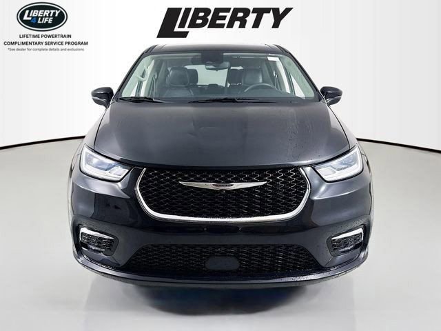 Used 2023 Chrysler Pacifica Touring-L image 2