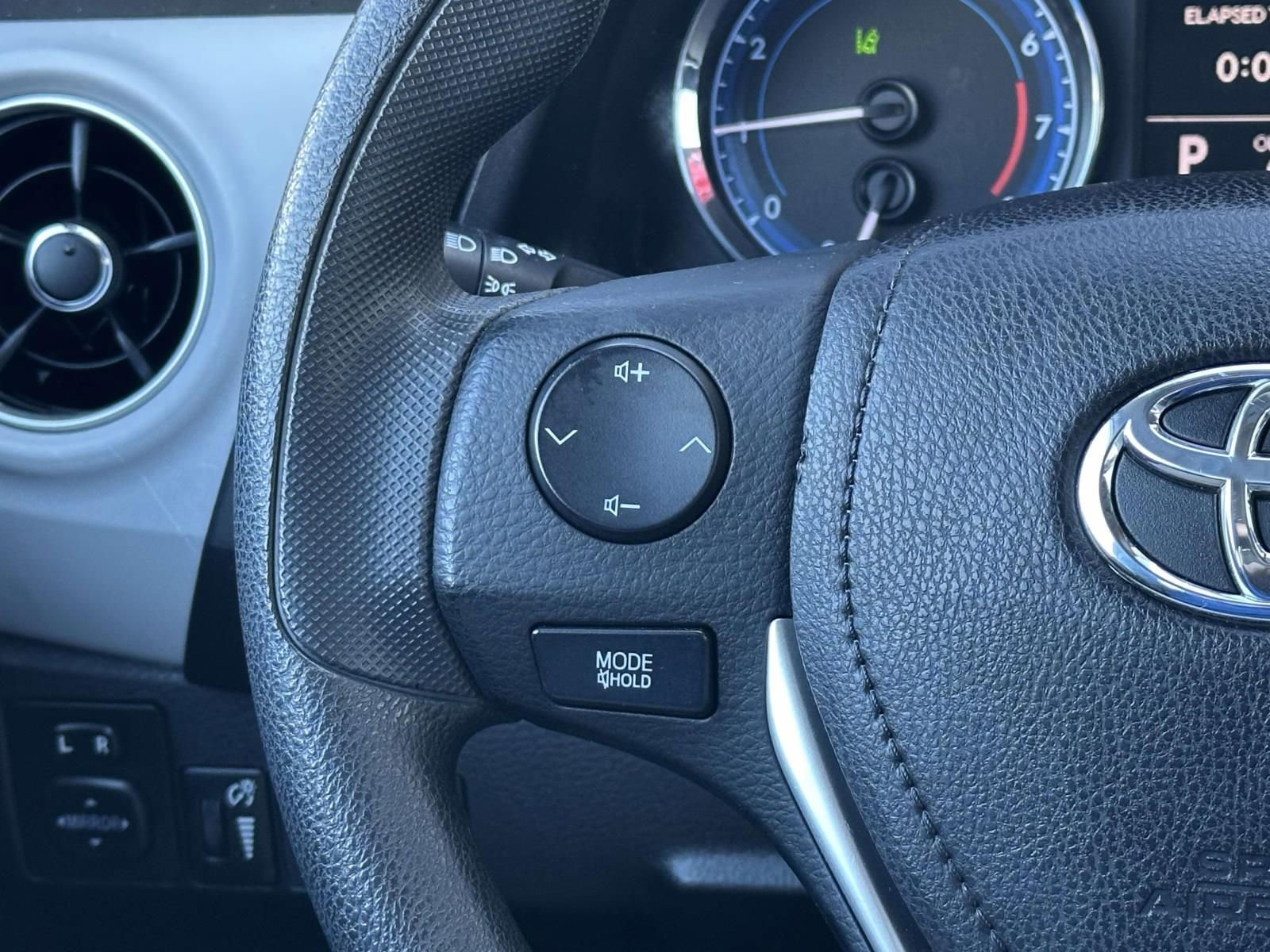 Used 2018 Toyota Corolla LE image 23