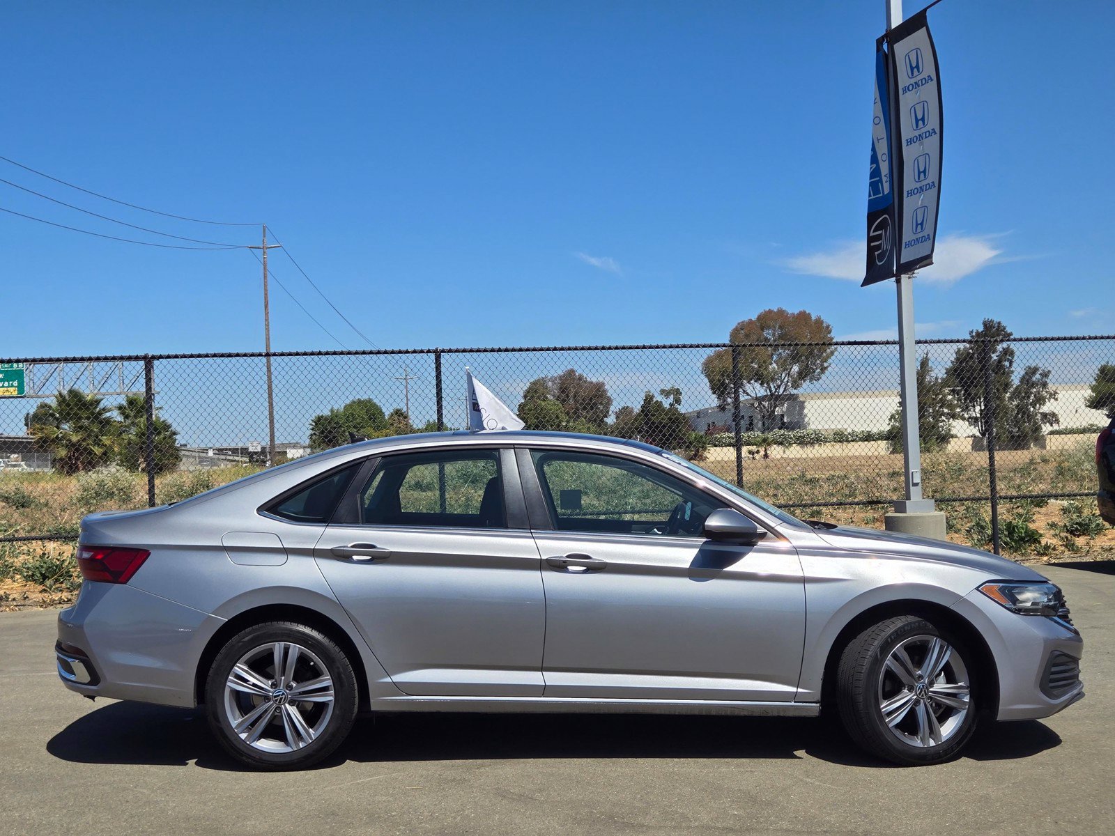 Used 2024 Volkswagen Jetta SE FWD image 8