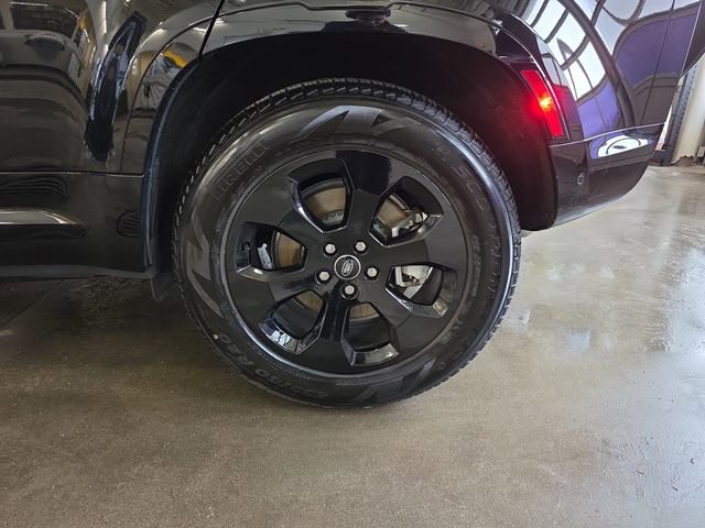 Used 2025 Land Rover Defender 110 X-Dynamic SE image 32