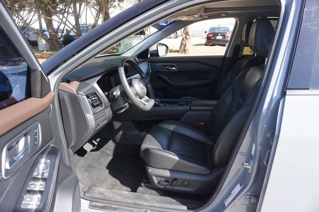 Used 2023 Nissan Rogue Platinum w/ Platinum Premium Package image 2