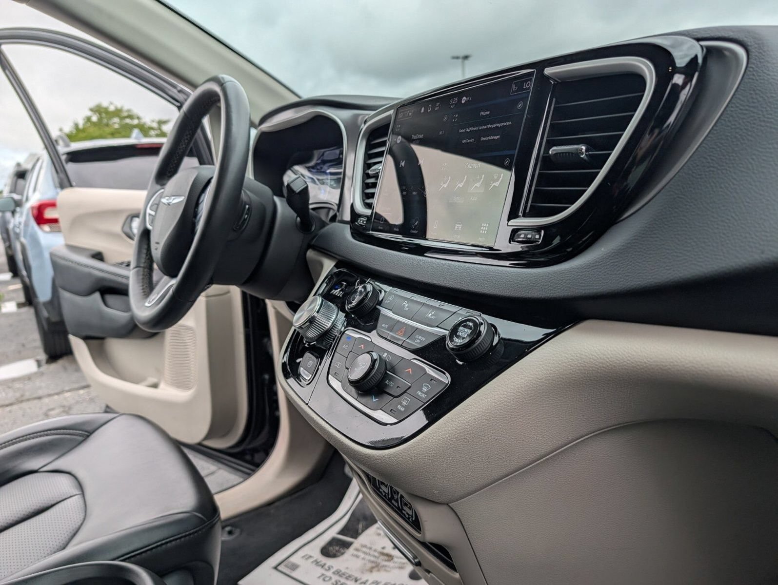 Used 2023 Chrysler Pacifica Touring-L FWD image 23