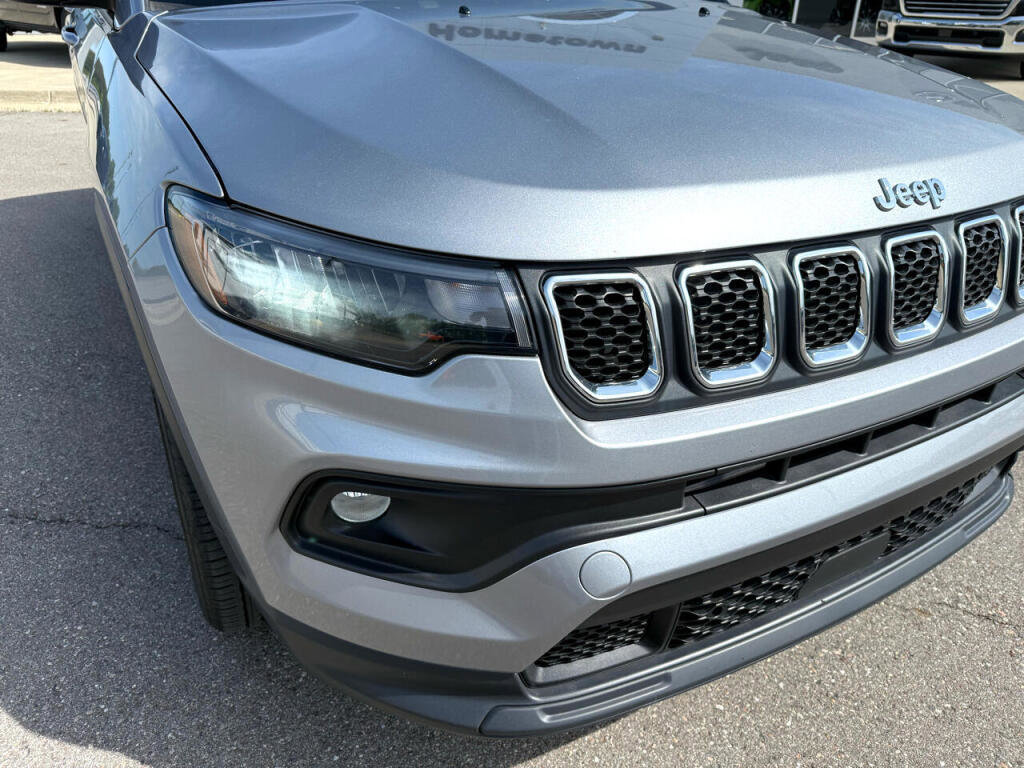 Used 2024 Jeep Compass Latitude image 9