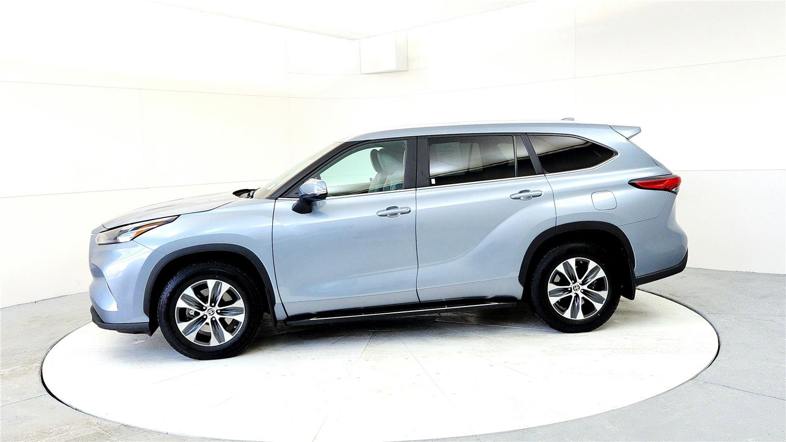 Certified 2023 Toyota Highlander XLE image 3