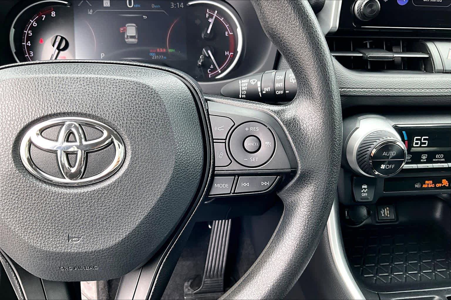 Used 2024 Toyota RAV4 XLE AWD/4WD image 23