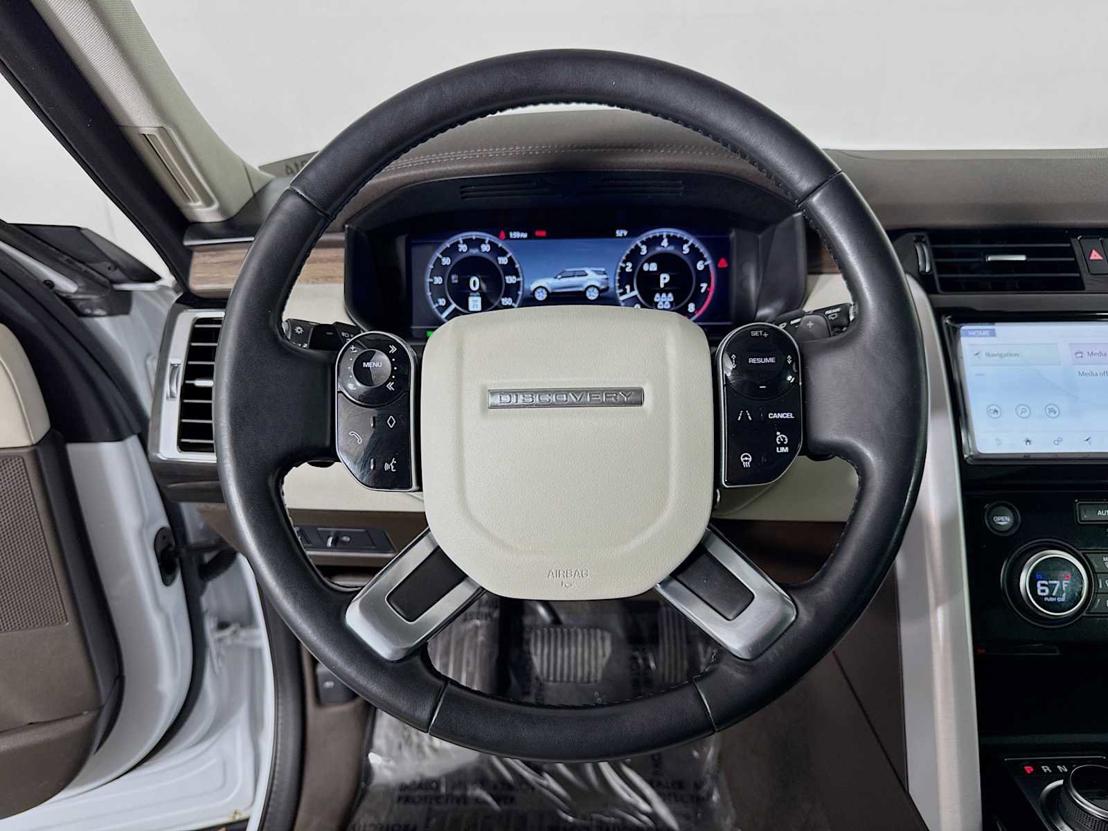 Used 2020 Land Rover Discovery HSE image 11