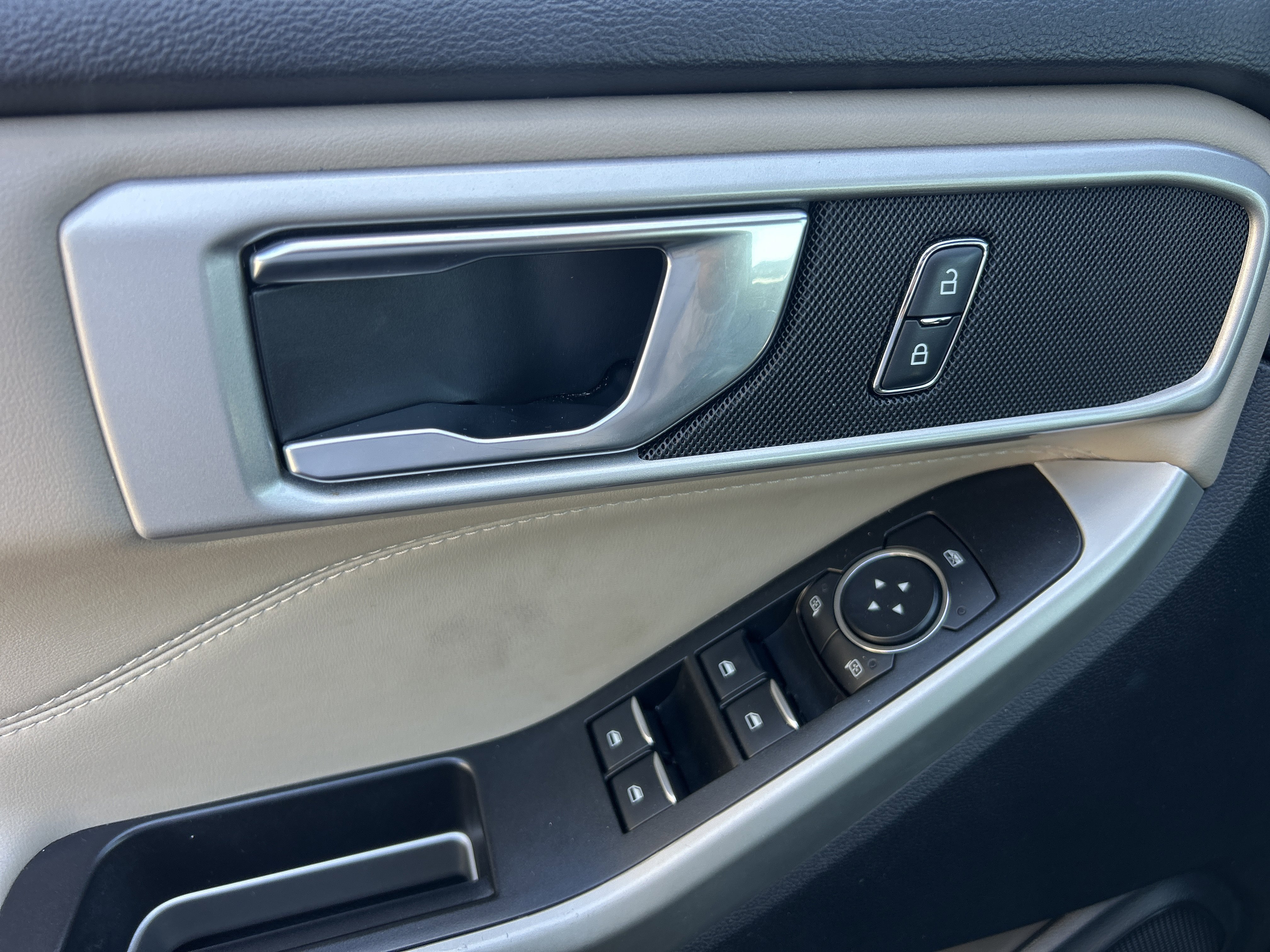 Used 2022 Ford Explorer XLT image 14