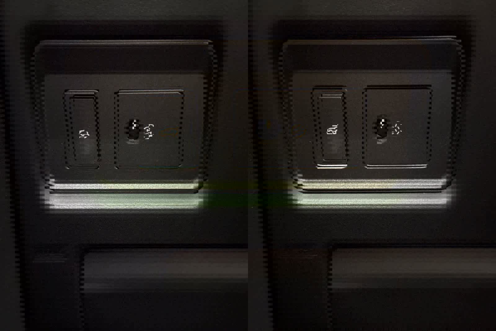 Used 2018 Land Rover Range Rover Evoque SE image 29