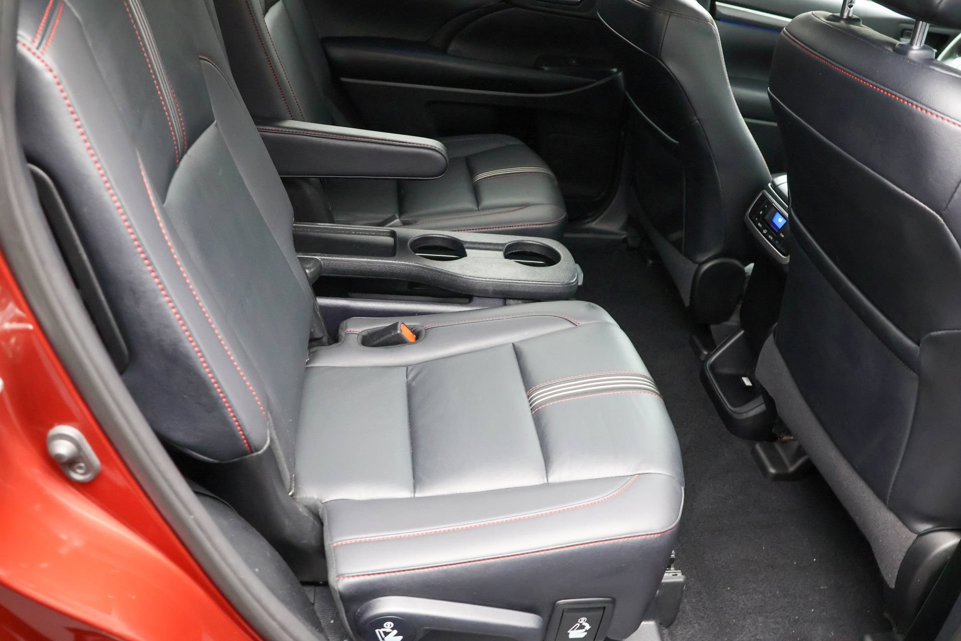 Used 2019 Toyota Highlander SE AWD/4WD image 30