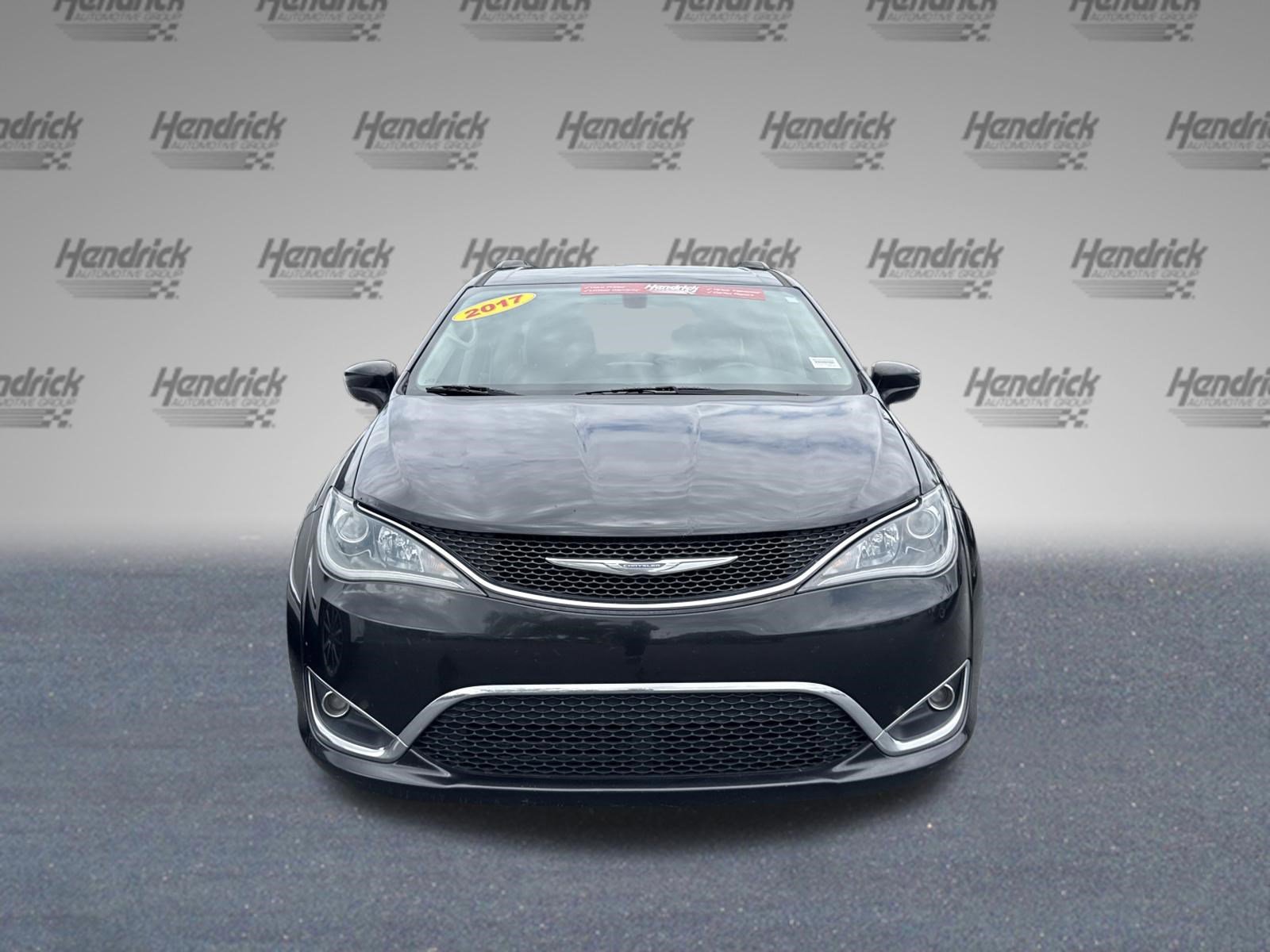 Used 2017 Chrysler Pacifica Touring-L w/ Tire & Wheel Group FWD image 3